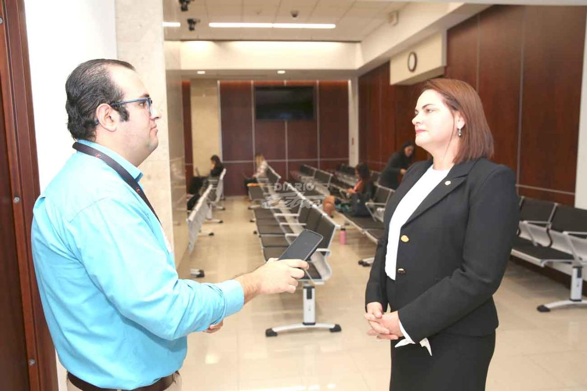 Imagen que contiene interior, persona, hombre, sostener
Descripción generada automáticamente